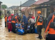 Personel SAR dan Damkar Evakuasi Lansia dan Ibu Hamil Korban Banjir di Kota Jambi