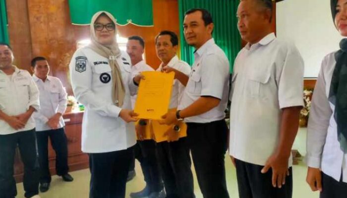 Bupati Tanjabtim Serahkan SPPT dan DHKP PBB Sektor Pedesaan dan Perkotaan