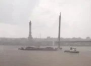 Kapal Tongkang Batubara Tabrak Tiang Jembatan Gentala Arasy Saat Hujan Deras