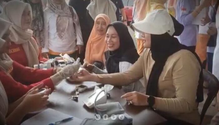Senam Sehat Bersama Bupati Dillah Hikmah Sari dan DWP Tanjabtim Meriahkan Jumat Pagi yang Penuh Semangat
