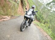 Waspada Jalan Rusak! Ini Tips Aman Berkendara Motor ala Instruktur Safety Riding Honda