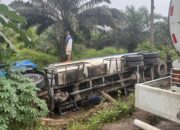 Truk Tangki Biru Putih “Nyemplung” Kanal di Muara Sabak, Diduga Supir Ketiduran