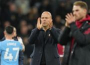 Arne Slot Akui Salah: Sebut Performa Liverpool Musim Ini “Konyol”