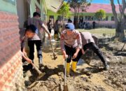 Brimob Presisi Untuk Masyarakat, Satbrimob Polda Jambi Bantu Bersihkan Sekolah Pasca Banjir di Kerinci 