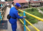 Polri Hadir untuk Masyarakat, Ditpolairud Polda Jambi Lakukan Perbaikan dan Pengecatan Jembatan di Pulau Pandan