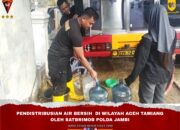 Wujud Negara Hadir di Tengah Masyarakat, Satbrimob Polda Jambi Distribusikan Air Bersih di Aceh Timiang