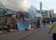 Breaking News! Tiga Bangunan Terbakar di Jalan Adam Malik Jambi, Lalu Lintas Lumpuh Total