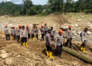 Pemulihan Akses Warga, Satbrimob Polda Jambi Bangun Jembatan Darurat di Kabupaten Agam