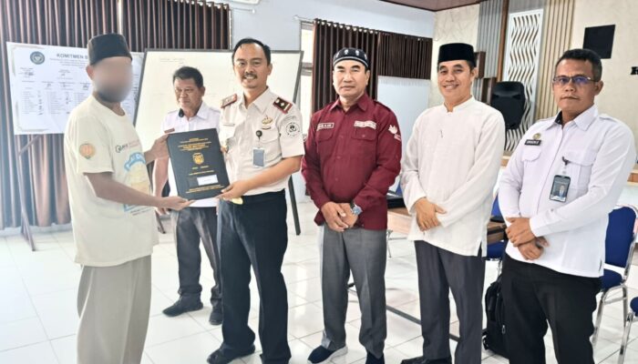 Terus Belajar di Balik Jeruji, Warga Binaan Lapas Muara Tebo Terima Rapor Paket B dan C