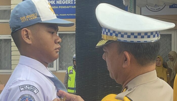 Ditlantas Polda Jambi Jadi Pembina Upacara dan Kukuhkan Paskibraka SMKN 2 Kota Jambi