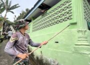 Semangat Gotong Royong Sambut Ramadhan, TNI dan Warga Bersihkan Langgar Al Falah