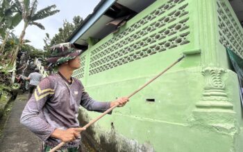 Semangat Gotong Royong Sambut Ramadhan, TNI dan Warga Bersihkan Langgar Al Falah