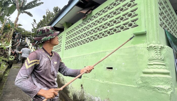 Semangat Gotong Royong Sambut Ramadhan, TNI dan Warga Bersihkan Langgar Al Falah