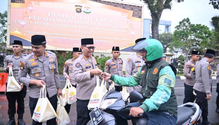 Kapolda Jambi Bersama Bhayangkari, OKP dan Ormas Bagikan Takjil kepada Masyarakat dan Ojek Online
