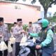 Kapolda Jambi Bersama Bhayangkari, OKP dan Ormas Bagikan Takjil kepada Masyarakat dan Ojek Online