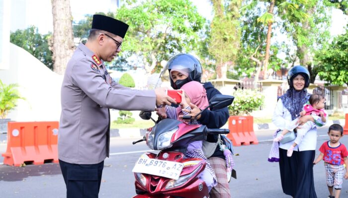 Wujudkan Polri Humanis, Polda Jambi Tebar Kebaikan Lewat Paket Takjil Ramadan