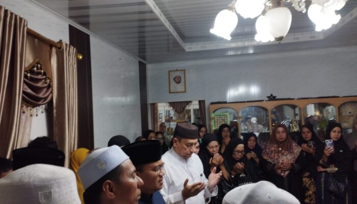 Wali Kota Jambi Kenang Dedikasi Perawat Teladan H. Hasan Alwi Baraqbah Saat Takziah di Rumah Duka