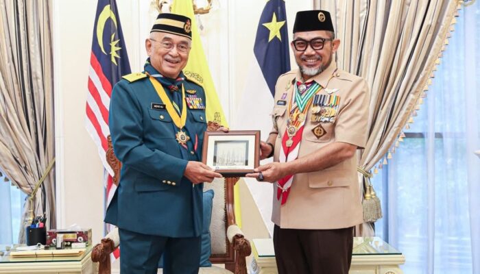 Mewakli Gubernur, ​Sekda Jambi Terima Anugerah Bintang Semangat Rimba dari Yang Dipertua Negeri Melaka