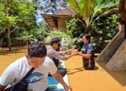 Momen Kapolsek Batin VIII Terobos Banjir Gunakan Perahu, Kirim Bantuan Makanan dan Air Bersih ke warganya yang terisolasi