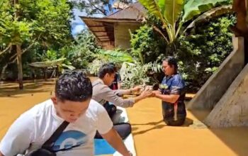 Momen Kapolsek Batin VIII Terobos Banjir Gunakan Perahu, Kirim Bantuan Makanan dan Air Bersih ke warganya yang terisolasi