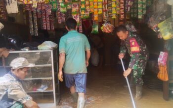 Banjir Landa Merangin dan Sarolangun, Korem 042/Gapu Bergerak Cepat Bantu Warga Terdampak