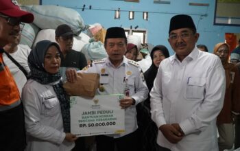Gubernur Al Haris Tinjau Korban Kebakaran di Tanjab Barat, Serahkan Bantuan dan Ajak Gotong Royong