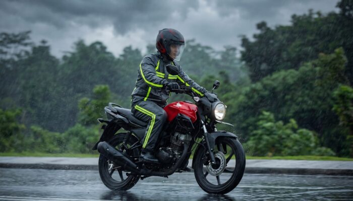 Musim Hujan Tetap #Cari_Aman, Sinsen Bagikan Tips Berkendara Aman Saat Hujan