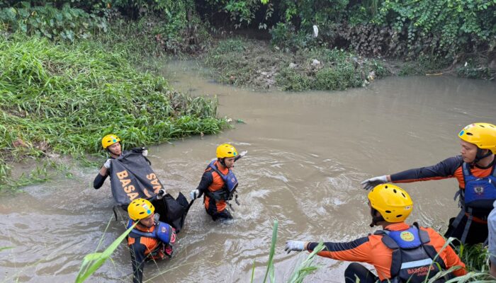 Bermain Hujan Berujung Duka, Bocah 7 Tahun di Kota Jambi Ditemukan Meninggal Setelah Hanyut 2,5 KM