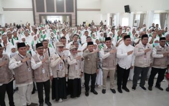 Lepas JCH Kloter Terakhir BTH 25, Gubernur Al Haris: Semoga Layanan Haji Makin Baik, Jamaah Makin Puas