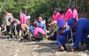 Sambut HUT Bhayangkara ke-80, Ditpolairud Polda Jambi dan Polres Tanjab Barat Tanam 2.000 Mangrove serta Tebar Bibit Ikan