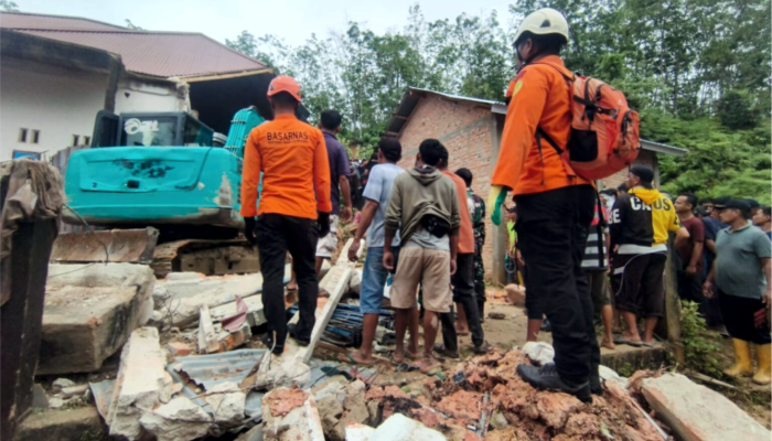 Diguyur Hujan Deras, Longsor Hantam Empelu Bungo: Satu Meninggal, Satu Masih Dicari