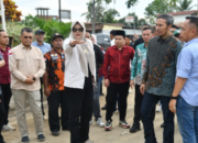 Jalan Rusak Parah di Sabak Timur Disorot, Bupati Tanjabtim dan DPR RI Turun Langsung Tinjau Lokasi