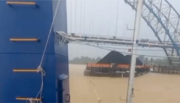 Dentuman Keras di Tengah Hujan, Tongkang Batu Bara Hantam Jembatan Muara Sabak