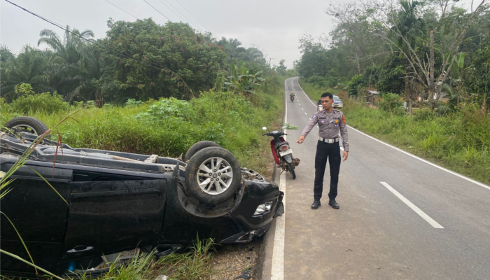 Diduga Mengantuk, Sopir Innova Banting Setir hingga Mobil Terguling di Jalan Ness Batang Hari