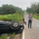 Diduga Mengantuk, Sopir Innova Banting Setir hingga Mobil Terguling di Jalan Ness Batang Hari