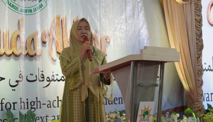 Hj Hesti Haris Hadiri Wisuda Akbar Ponpes Darul Arifin ke-5