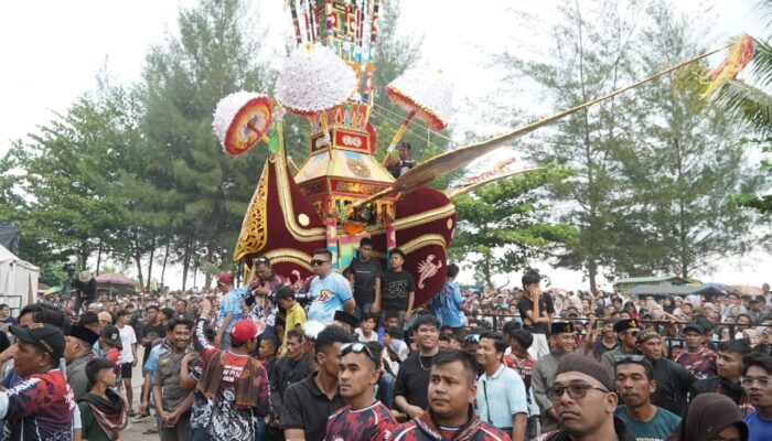 Kadis Kominfo Wakili Gubernur Jambi Hadiri Perhelatan Hoyak Tabuik di Pantai Gandoriah