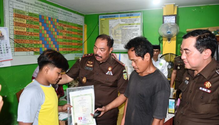 Kajati Jambi Sugeng Hariadi Lunasi Tunggakan Sekolah Dua Siswa Kurang Mampu