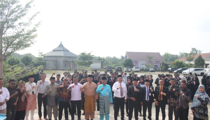 Lepas 219 Siswa PKL SMKN 6 Kota Jambi, Wagub Sani Dorong Generasi Siap Kerja dan Berdaya Saing Nasional
