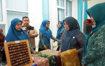 Kunjungi Rumah Dilan Madani, Hesti Haris Apresiasi Produk UMKM Binaan TP PKK Kabupaten Tanjung Jabung Barat