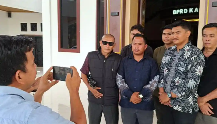 Datangi DPRD Muaro Jambi, Warga Desa Parit Desak Audit Dana Desa Satu Dekade