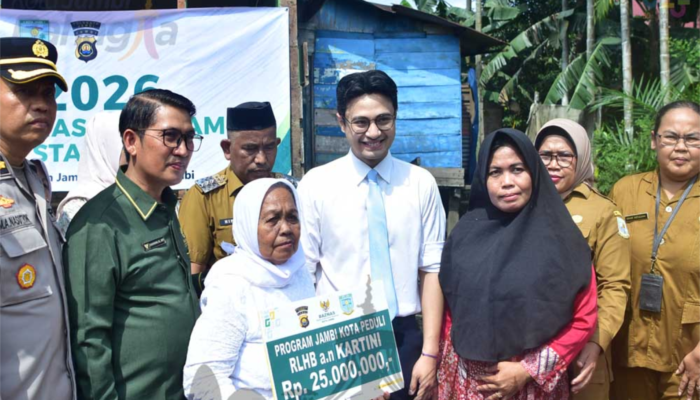 Wawako Diza Serahkan Bantuan Bedah Rumah, Wujudkan Hunian Layak bagi Lansia di Kota Jambi