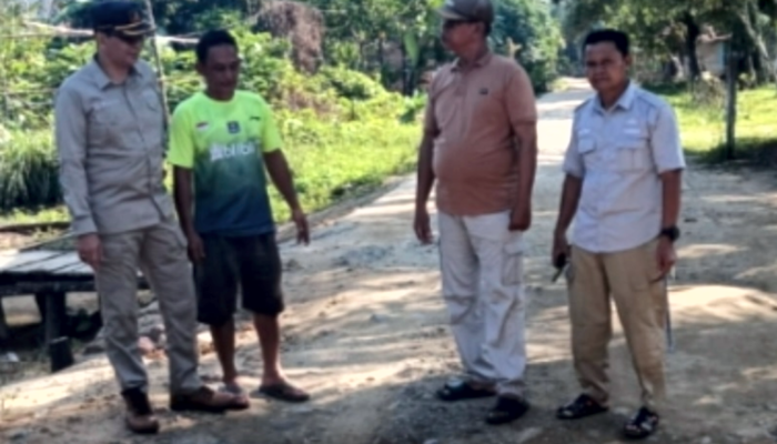 Jurjani Turun Langsung Tinjau Jalan Rusak Saat Reses di Desa Berembang, Aspirasi Warga Jadi Prioritas