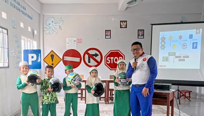 Tanamkan Budaya #Cari_Aman Sejak Dini, Sinsen Bagikan Helm di Hari Anak Nasional 2026