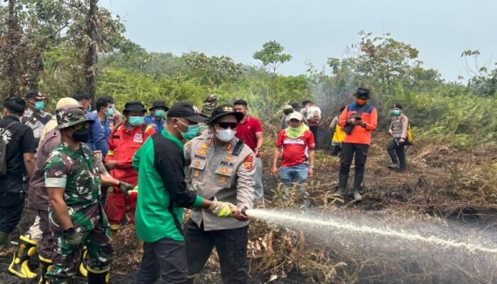Polri Bersama TNI dan Stakeholder Gerak Cepat Tangani Karhutla di Sarolangun