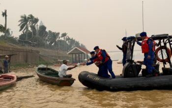 Ditpolairud Polda Jambi Sambangi Warga, Bagikan Masker dan Sembako di Tengah Kabut Asap
