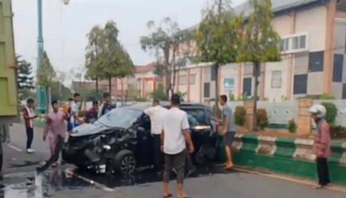 Diduga Ngebut dan Menyalip dari Kiri, Sigra Tabrak Truk Parkir di Bahu Jalan