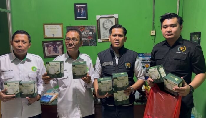 Cegah Infeksi Saluran Pernapasan, Ketua PWI Kota Jambi Serahkan Masker ke SMA YPWI