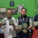 Cegah Infeksi Saluran Pernapasan, Ketua PWI Kota Jambi Serahkan Masker ke SMA YPWI