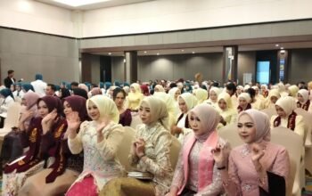 Khidmat! Universitas Adiwangsa Jambi Lantik Lulusan Profesi Kesehatan, Rektor Tekankan Sumpah dan Pengabdian kepada Masyarakat